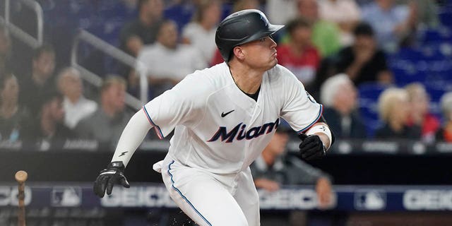 Nick Fortes von den Miami Marlins, #54, folgt in der zweiten Hälfte eines Baseballspiels gegen die San Diego Padres am Dienstag, den 16. August 2022, in Miami dem Weg seines Heimzentrums.