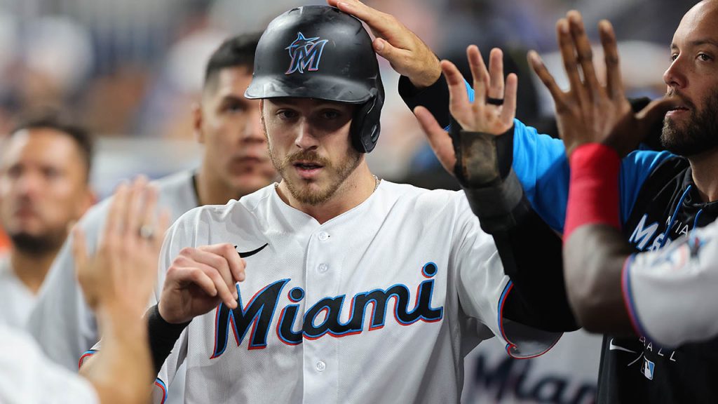 Brian Anderson von Marlins zeigt seine Armstärke mit einem unglaublichen Wurf, um den Läufer von Padres einzufangen