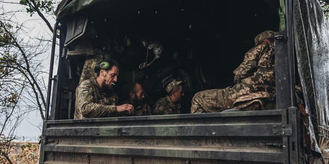 Donbass, Ukraine – 23. Juli: Ukrainische Soldaten in einem Lastwagen an der Donbass-Frontlinie Donezk (Ukraine), 23. Juli 2022.