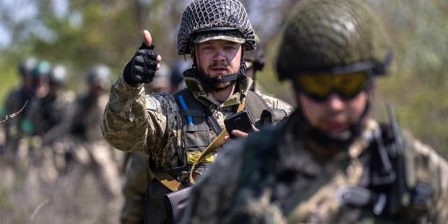 Oblast Dnipropetrowsk, Ukraine - 9. Mai: Ukrainische Infanteristen trainieren am 9. Mai 2022 in der Nähe der Oblast Dnipropetrowsk, Ukraine.  Fußsoldaten lernen Überlebensszenarien kennen, wenn sie mit der Aussicht konfrontiert werden, dass sich ein russischer Panzer aus nächster Nähe nähert. 