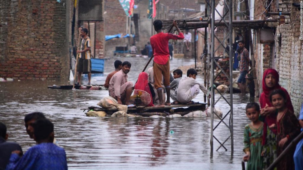 Monsunregen und Überschwemmungen in Pakistan haben mindestens 903 Menschen das Leben gekostet, darunter 326 Kinder
