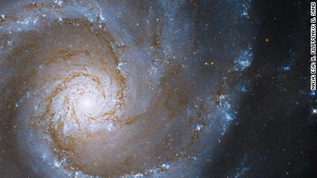 Hubble spioniert das Herz einer groß angelegten Spiralgalaxie aus