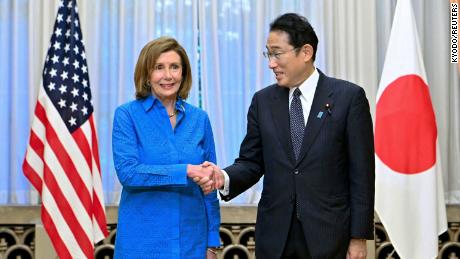 Die Sprecherin des Repräsentantenhauses, Nancy Pelosi, schüttelt am 5. August 2022 in Tokio dem japanischen Premierminister Fumio Kishida die Hand.