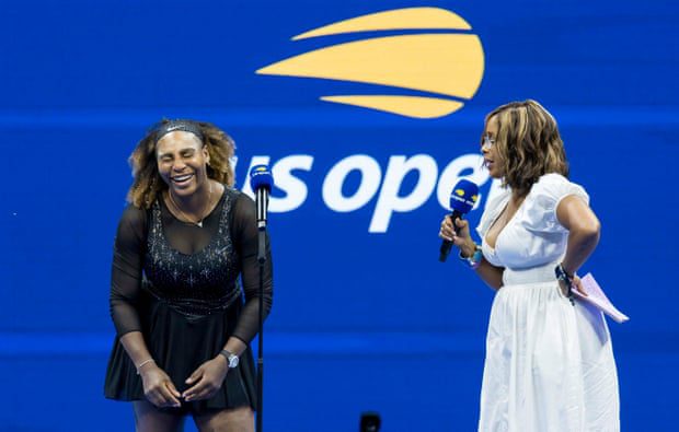 Gayle King interviewt Serena Williams nach ihrem Sieg auf dem Platz.