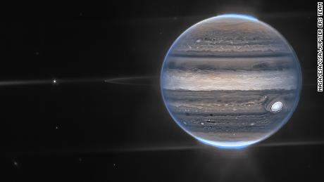 Auf dem zusammengesetzten Bild der Webb NIRCam ist Jupiters großer roter Fleck (unten rechts) in Weiß dargestellt. 
