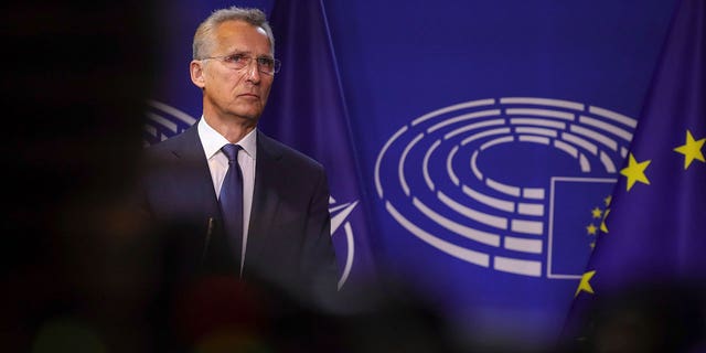 NATO-Generalsekretär Jens Stoltenberg macht eine Pause, als er vor einem Treffen im Europäischen Parlament in Brüssel am 28. April eine Erklärung an die Medien abgibt.