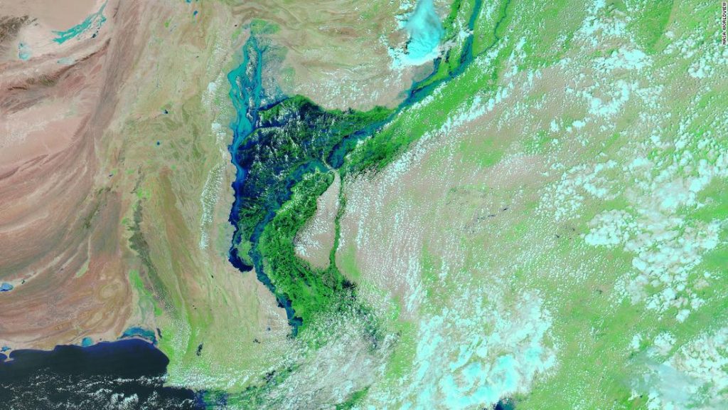 Satellitenbilder zeigten, dass Pakistan den letzten 100 km breiten See überflutete