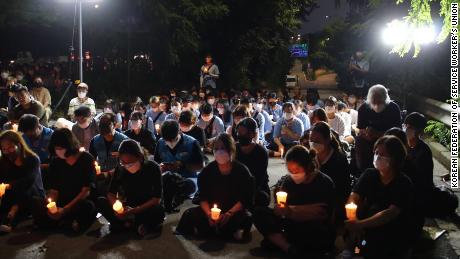 Eine kleine Menschenmenge hält am 11. August in Seoul eine Kerzenlicht-Mahnwache ab, um an den Tod einer Familie zu erinnern, nachdem ihr Haus am 8. August überflutet worden war.