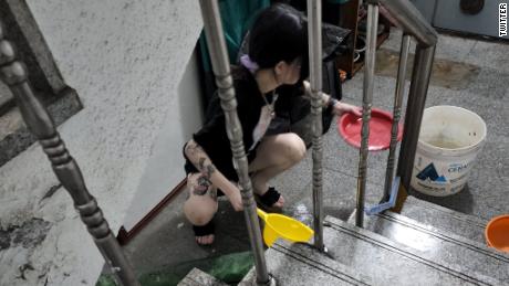 Eine Frau schaufelt am 10. August Wasser aus einer überfluteten Kellerwohnung in Seoul, Südkorea.
