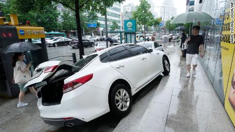 Ein Fahrzeug wurde am 9. August in Seoul, Südkorea, auf dem Bürgersteig beschädigt, nachdem es bei starkem Regen knirschte.