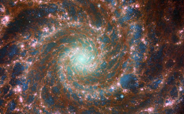 M74 erstrahlt in diesem optischen/mittelinfraroten Kompositbild, das Daten des NASA/ESA-Weltraumteleskops Hubble und des NASA/ESA/CSA-Weltraumteleskops James Webb enthält, in voller Pracht.  & nbsp;  / Kredit: Europäische Weltraumorganisation