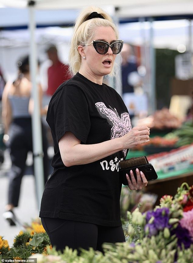 Bauernmarkt: DailyMail.com, ein 51-jähriger Reality-Star, erzählte DailyMail.com exklusiv beim Kauf von Blumen und frischem Obst auf einem Bauernmarkt in Los Angeles, 