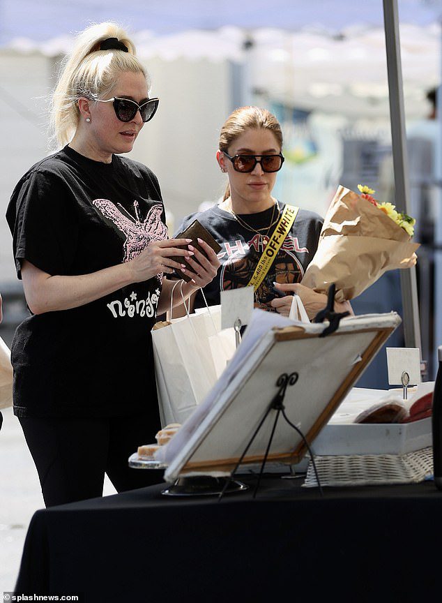 Frische Waren: Erika kaufte frisches Obst, Blumen und Brot auf dem Larchmont Farmers Market