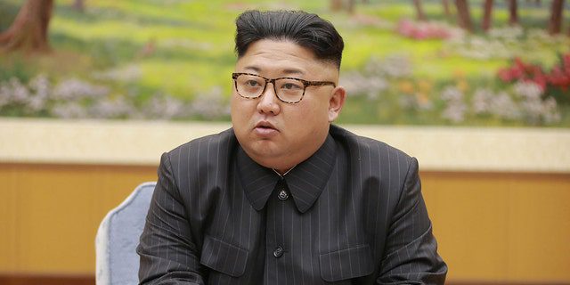 Dieses Foto, das am 3. September 2017 aufgenommen und am 4. September 2017 von der offiziellen Korean Central News Agency (KCNA) veröffentlicht wurde, zeigt den nordkoreanischen Führer Kim Jong Un bei einem Treffen. 