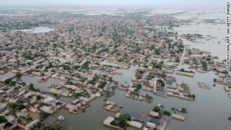 Diese Luftaufnahme, aufgenommen am 1. September 2022, zeigt überflutete Wohngebiete in der Stadt Dera Allah Yar im Distrikt Jafarabad, Provinz Belutschistan.