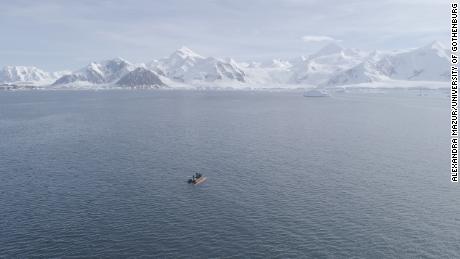 Während der Expedition zum Thwaites-Gletscher im Jahr 2019 berget ein Arbeitsboot das autonome Fahrzeug Rán in einem der Fjorde der Antarktischen Halbinsel. 