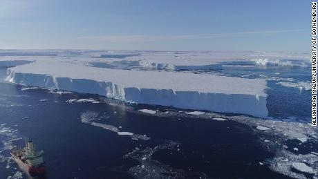 Das Forschungsschiff Nathaniel B Palmer des US-Antarktisprogramms operiert 2019 in der Nähe des östlichen Schelfeises bei Thwaites.