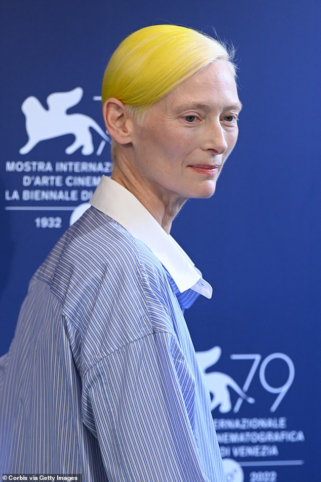 Toll!  Tilda Swinton debütierte am Dienstag bei den 79. Internationalen Filmfestspielen von Venedig mit einem Kopf aus neongelbem Haar in der Fotografie für ihren neuen Film The Eternal Daughter