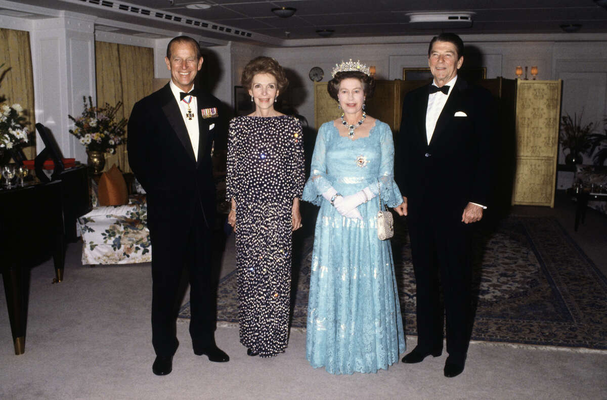 Königin Elizabeth II. und Prinz Philip empfingen Präsident Ronald Reagan und First Lady Nancy Reagan am 4. März 1983 an Bord der HMY Britannia in San Francisco.