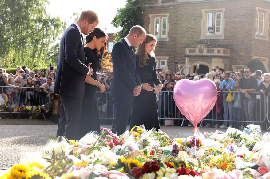 William, Kate, Harry und Meghan beobachten die Blumen und eine Hommage an Queen Elizabeth.