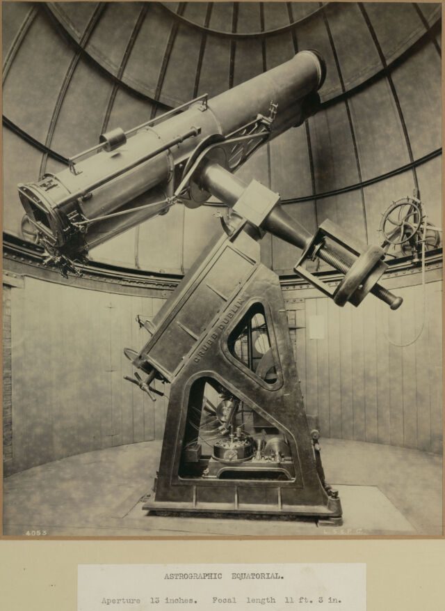 Astronomisches Teleskop, das am Royal Observatory in Greenwich verwendet wird, um den Himmel für Fotografien von Carte du Ciel zu vermessen.  Das Instrument besteht aus zwei Linsenteleskopen, die zusammen auf einer äquatorialen Basis montiert sind.  Einer wurde verwendet, um das Bild aufzunehmen, während der andere dazu diente, eine genaue Verfolgung während der Langzeitbelichtungen sicherzustellen, die für die damals verfügbaren Filme mit geringer Lichtempfindlichkeit erforderlich waren. 