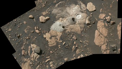 Dieses vom Rover aufgenommene Mosaik zeigt, wo die ausdauernde Probenahme und Erosion von Gesteinen, die NASA-Wissenschaftler Wildcat Ridge genannt haben.