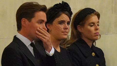 Prinzessin Eugenie, Prinzessin Beatrice und ihr Ehemann Eduardo Mapelli Mozzi nehmen am 16. September 2022 an einer Mahnwache teil.  