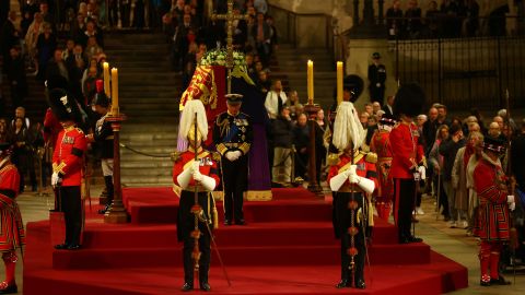 Die Kinder der Königin nehmen am 16. September 2022 an einer Mahnwache in der Westminster Hall in London, Großbritannien, teil.