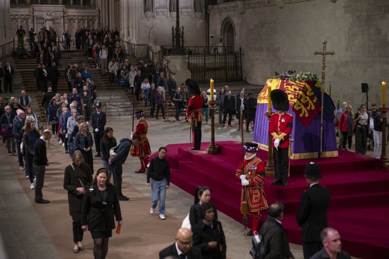 Queen Elizabeth: König Charles und seine Brüder halten eine Mahnwache neben dem Sarg ihrer Mutter