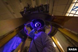 Mitglieder des DART-Teams installieren und inspizieren das einzige Instrument des DART-Raumfahrzeugs – die Didymos Reconnaissance Camera and Asteroid Navigation Camera (DRACO) – im Juni 2021 auf dem Raumfahrzeug (Bildnachweis: NASA/Johns Hopkins APL/Ed Whitman)