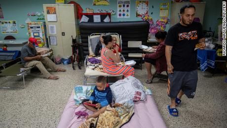 Evakuierte suchen Zuflucht im Klassenzimmer einer öffentlichen Schule in Guayanila, Puerto Rico.