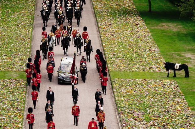 Emma, ​​die Mitgift der Königin, steht bei der Ankunft des Sarges auf Schloss Windsor.