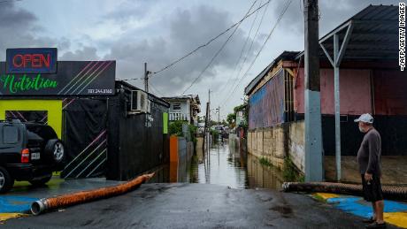 Ein Mann blickt auf eine überflutete Straße im Stadtteil Juana Matos in Catano, Puerto Rico, nachdem der Hurrikan Fiona vorbeigezogen ist. 