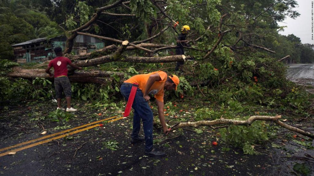 Hurrikan Fiona nimmt die Turks- und Caicosinseln ins Visier, nachdem er eine Million Menschen in der Dominikanischen Republik ohne fließendes Wasser und einen Großteil von Puerto Rico ohne Strom zurückgelassen hat