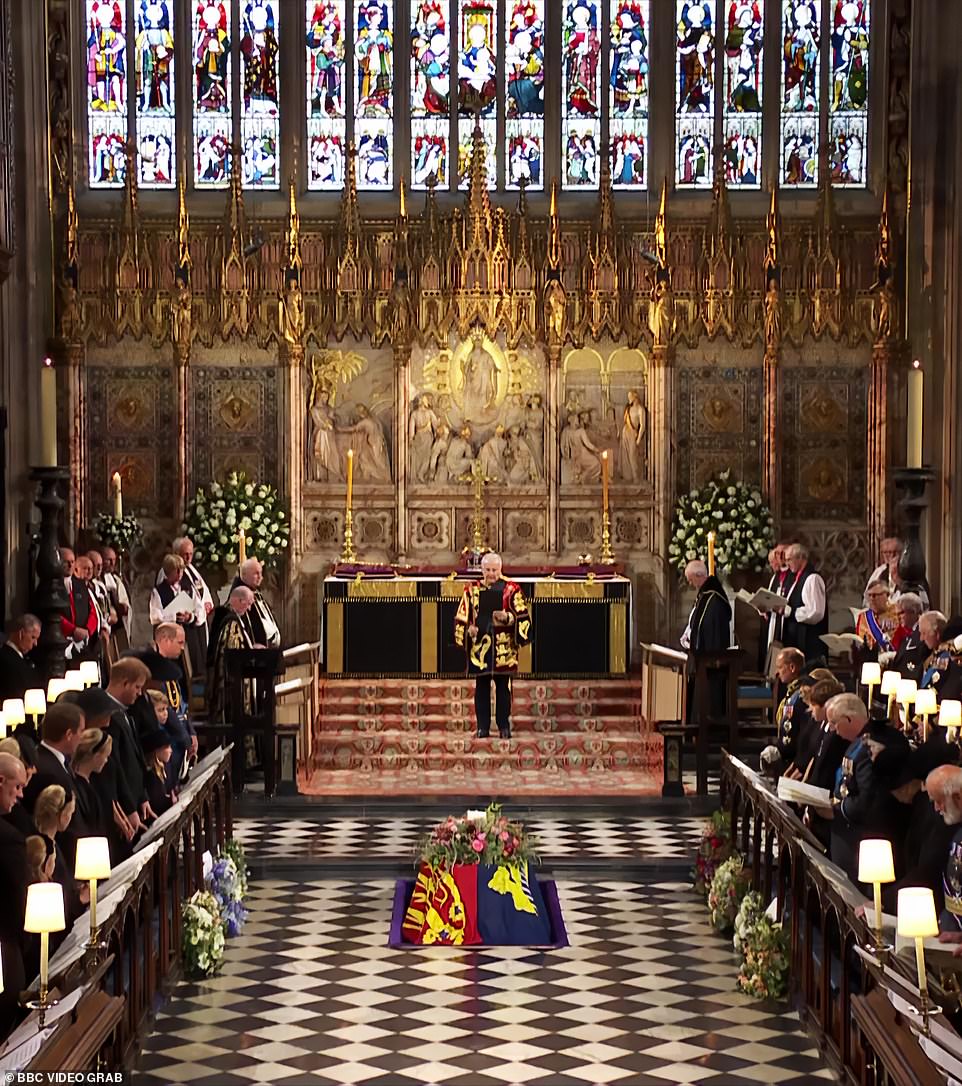 Der Sarg von Königin Elizabeth II. wurde während ihres Gottesdienstes am Montagnachmittag unter der St. George's Chapel in Windsor abgesenkt.