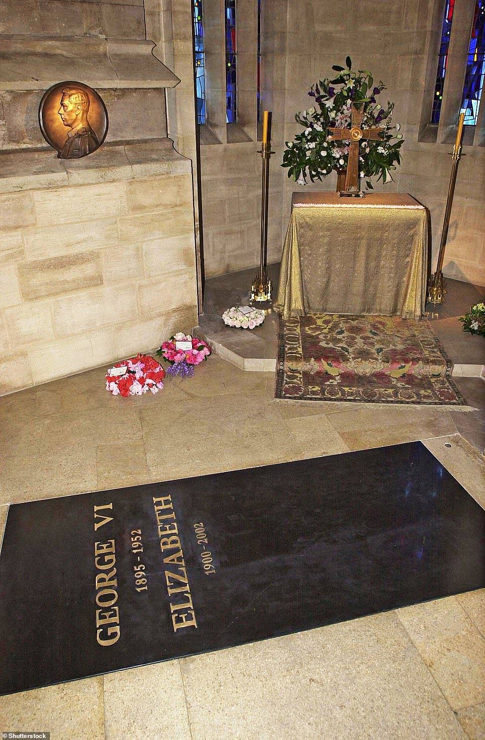 Ihre Majestät die Königin ist neben ihrem Ehemann Prinz Philip und ihren Eltern König George VI und Königin Elizabeth, der Königinmutter, beigesetzt.  Im Bild: Ein Stein in der St. George VI Memorial Chapel in der St. George's Chapel in Windsor, wo die Königinmutter 2002 begraben liegt