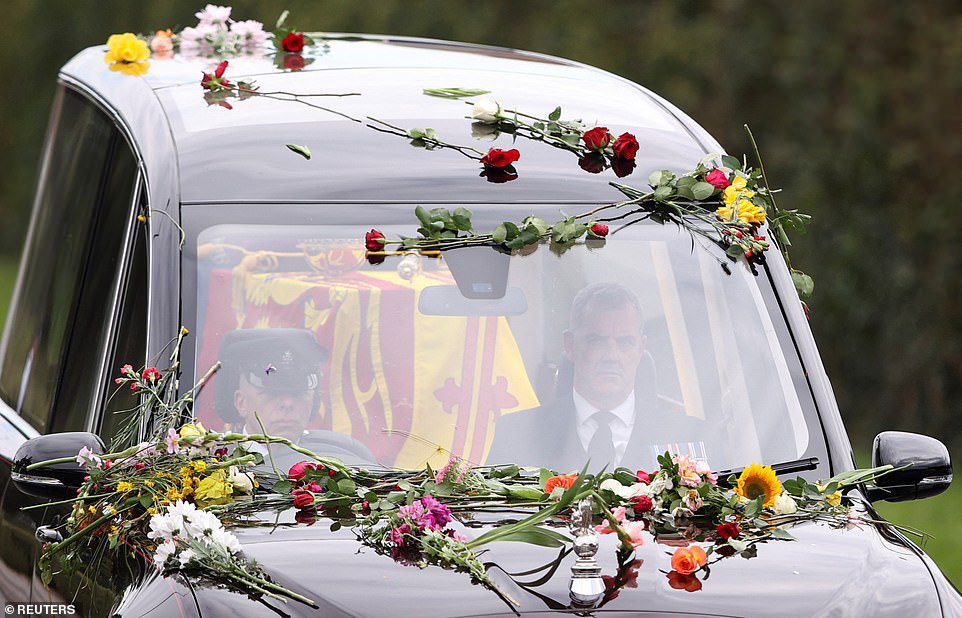 Bei der Ankunft der Königin in Windsor am Montagnachmittag warfen Mitglieder der Öffentlichkeit Blumen und Blumensträuße, die das königliche Paradies bedeckten.