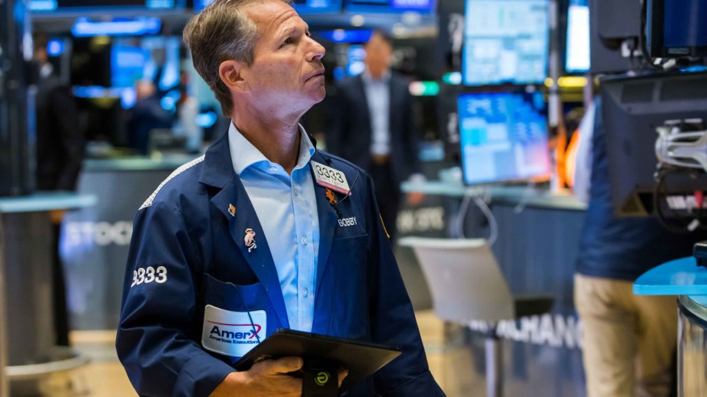 Aktien-Futures stiegen nach dem S&P 500 um mehr als 1 %, und der Dow schloss auf dem niedrigsten Stand seit 2020