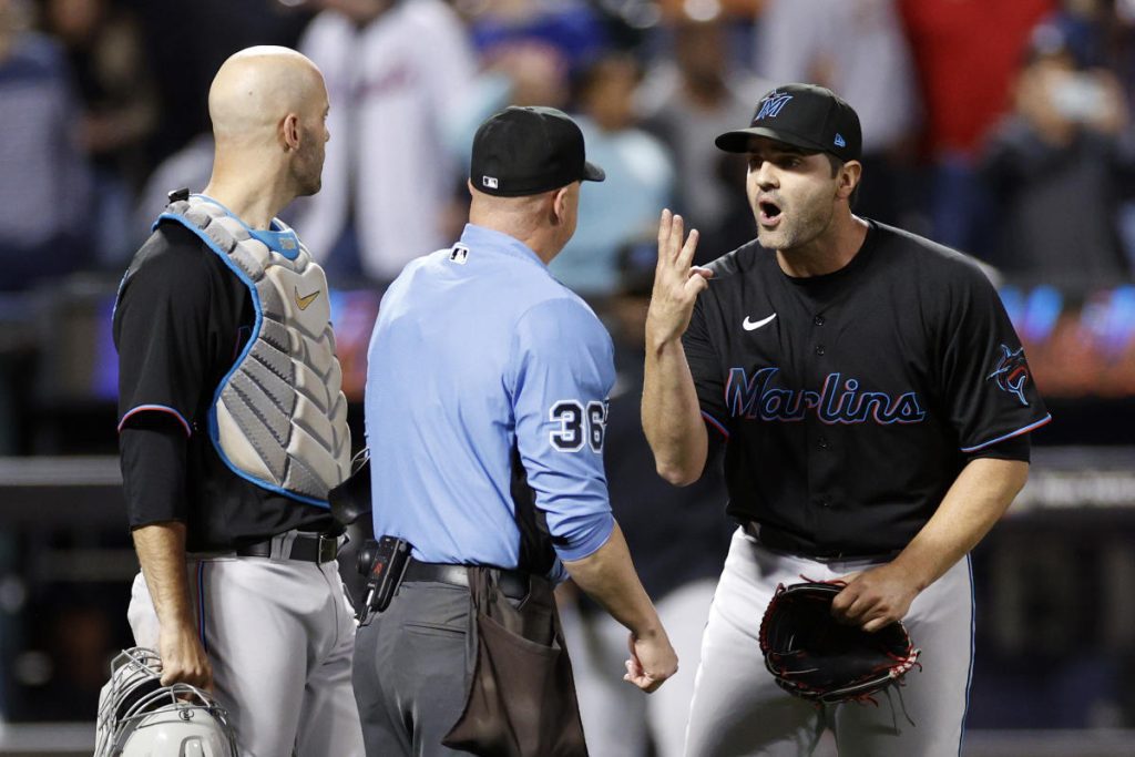 Show Ump trifft Marlins-Mets, wenn ump in einer Runde 3 aufeinanderfolgende Tritte gegen den Bowler fordert