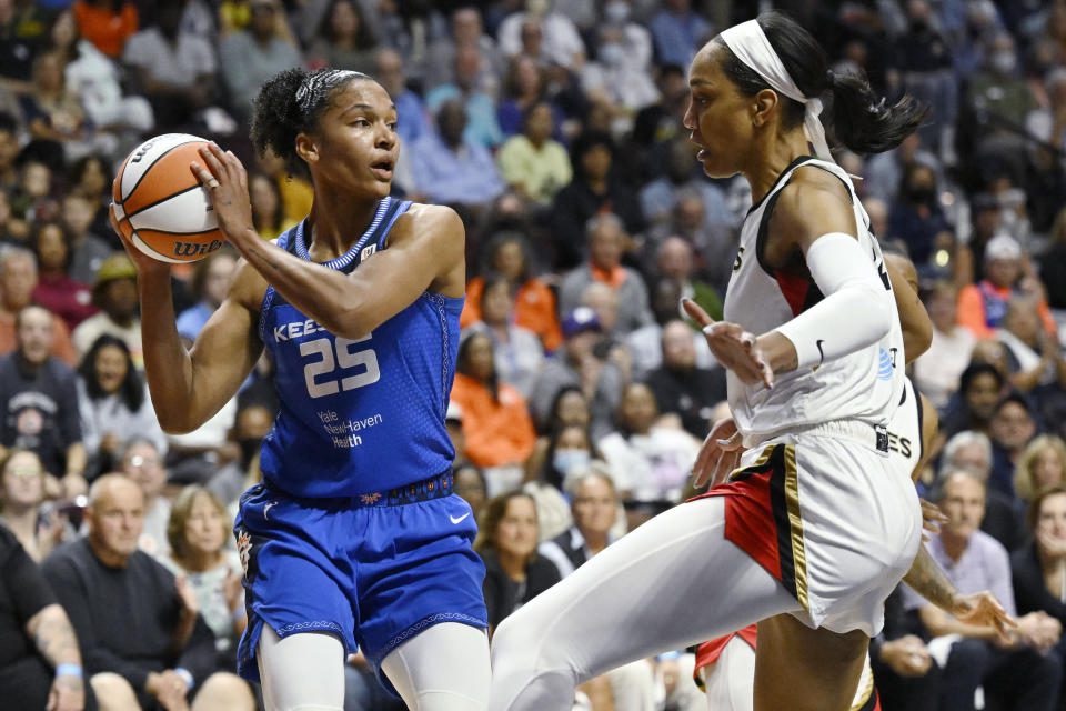 Alyssa Thomas von der Connecticut Sun, links, sieht aus, als verteidigt Aja Wilson vom Las Vegas Ice während des ersten Innings von Spiel 3 der NBA Finals Series am Donnerstag, den 15. September 2022, in Uncasville, Connecticut (AP) ( Foto/Jessica Hill)