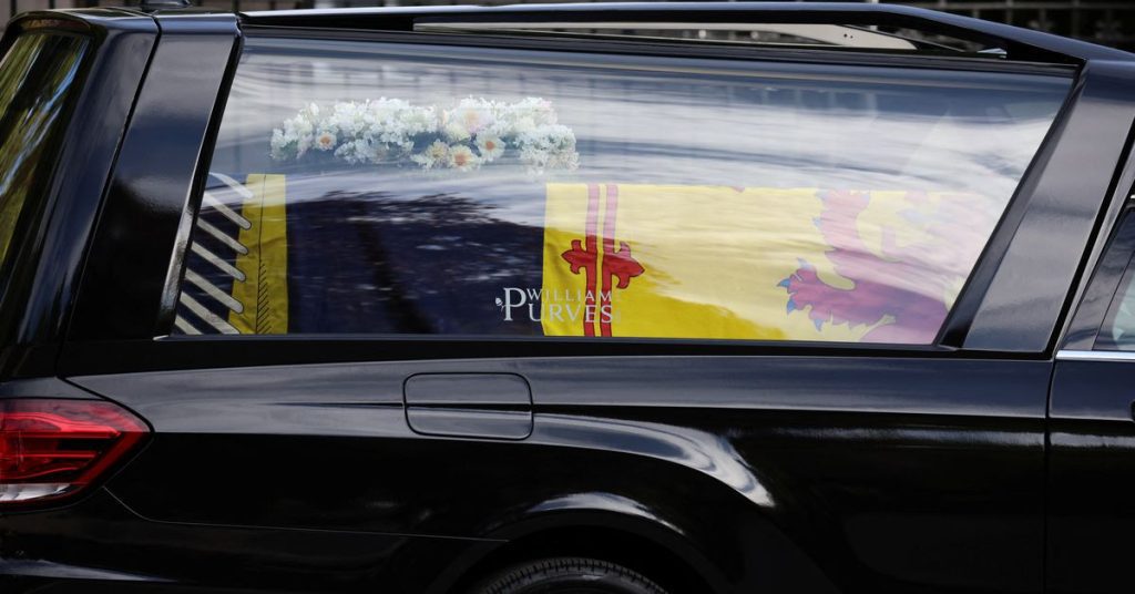 Der Sarkophag von Queen Elizabeth reist durch Schottland, Trauernde säumen die Straßen