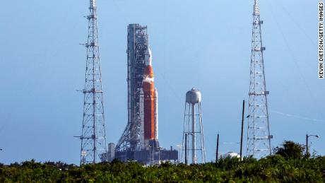 Die Artemis-I-Rakete der NASA befindet sich am 3. September auf der Startrampe des Kennedy Space Center in Cape Canaveral, Florida. 