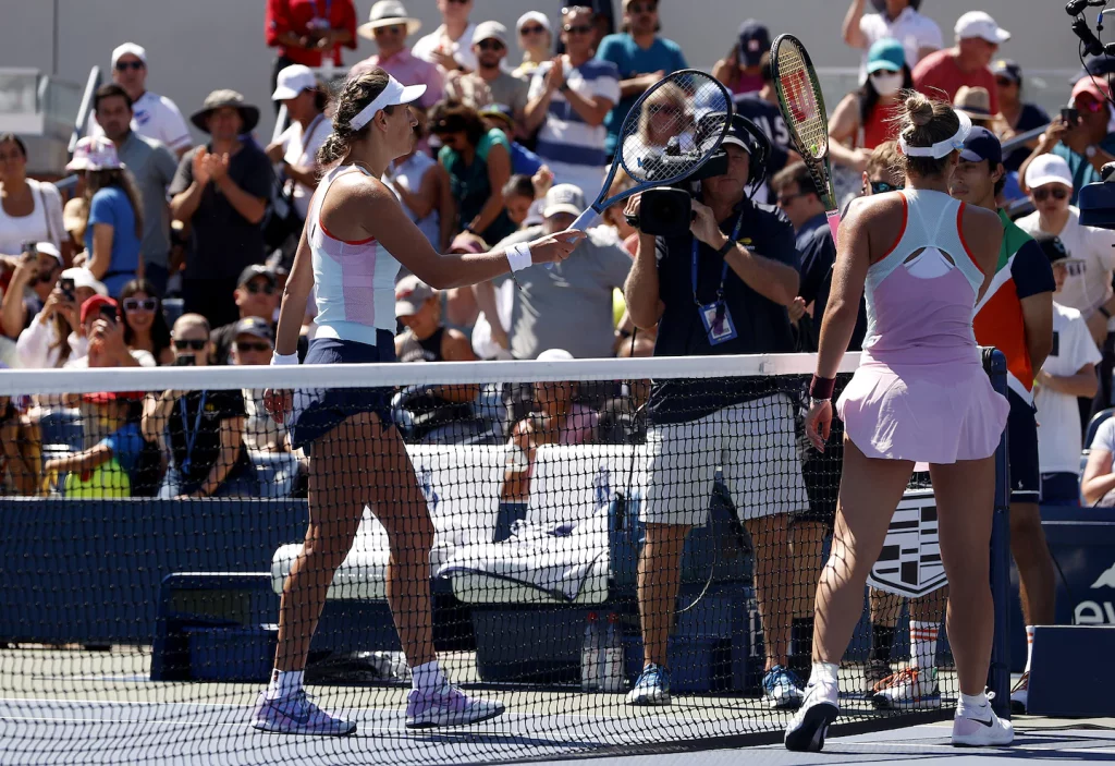 Die Ukrainerin Marta Kostyuk ignoriert die Weißrussin Victoria Azarenka bei den US Open