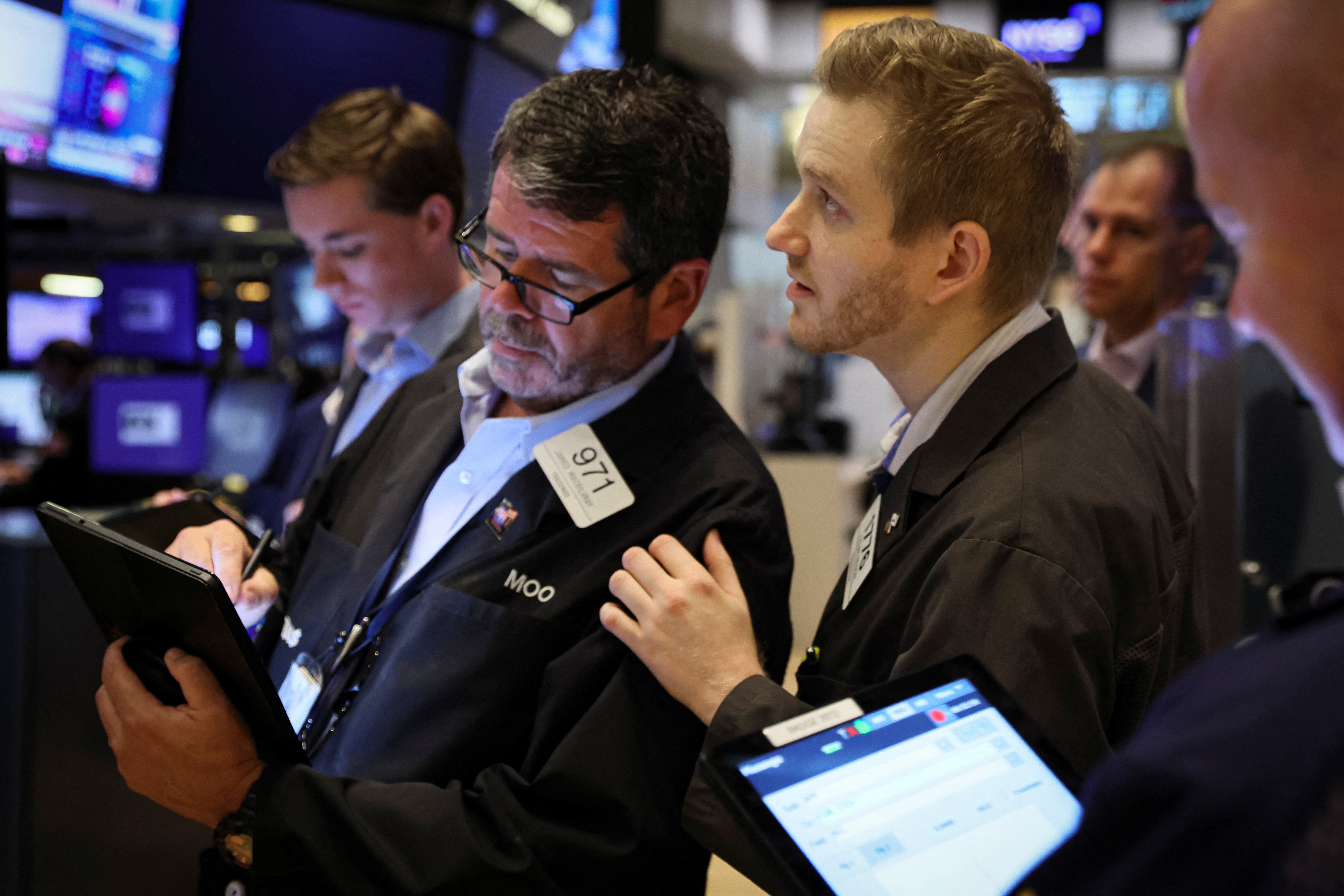 Händler arbeiten auf dem Parkett der New York Stock Exchange in New York