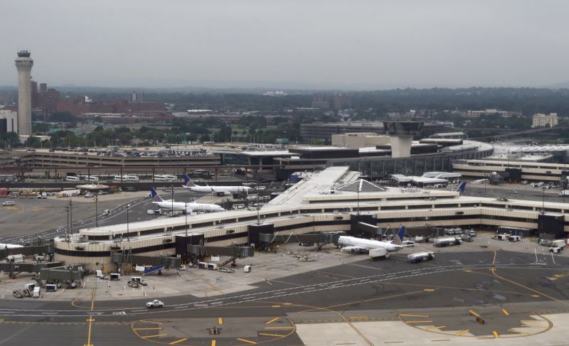 Ein Flug der United Airlines notlandete am Flughafen Newark in New Jersey, nachdem er den Atlantik überflogen hatte