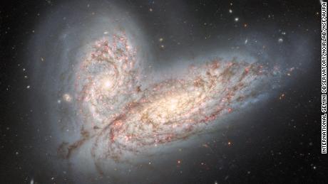 Ein neues Bild kollidierender Galaxien zeigt das Schicksal der Milchstraße