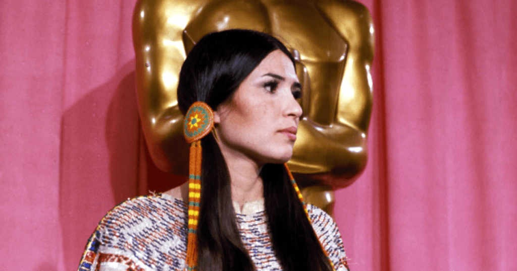 Live ansehen: Die Motion Picture Academy entschuldigt sich bei Sacheen Littlefeather zur Feier der Kultur der amerikanischen Ureinwohner