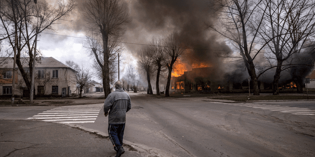 Ein Mann geht nach einem Bombenanschlag auf eine Straße in Sewerodonezk in der Ostukraine 