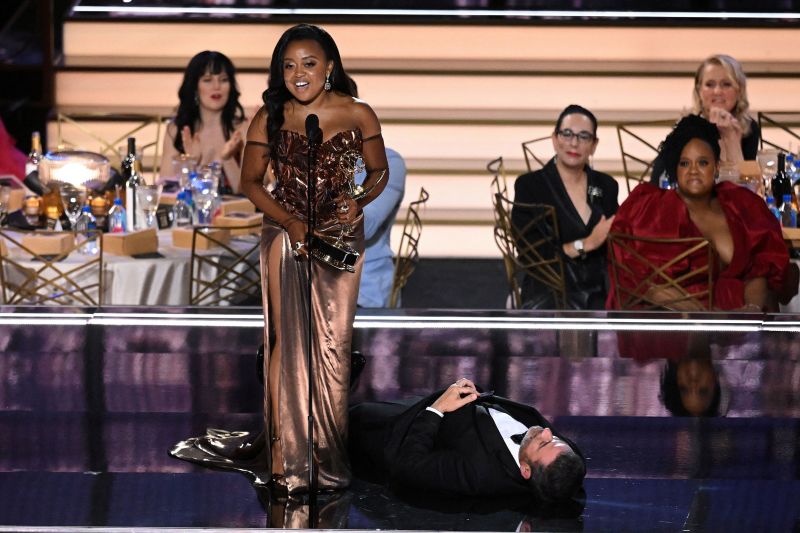 Quinta Bronson musste Jimmy Kimmel überspringen, um den Emmy entgegenzunehmen