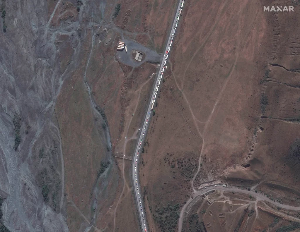 Satellitenbilder zeigen, dass die russische Mobilisierung eine Linie an der Grenze zu Georgien entzündet